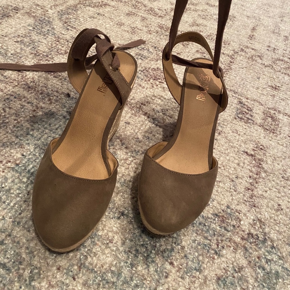 Tie up olive wedges size 9